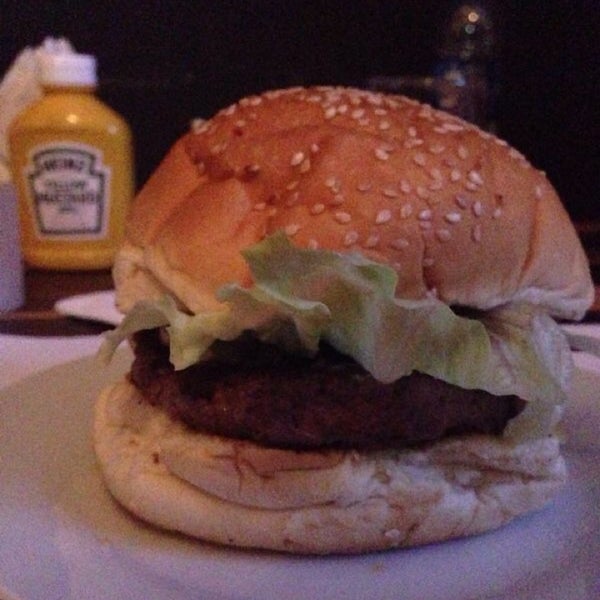 Photo taken at Fialho Steak Burger Hamburgueria by Josédla F. on 1/4/2014