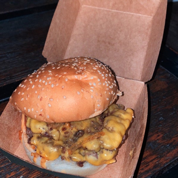 3/6/2022にFAWAZがArmy Burgerで撮った写真