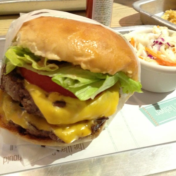 Foto scattata a Burger Hood برجر هوود da M M. il 8/13/2013