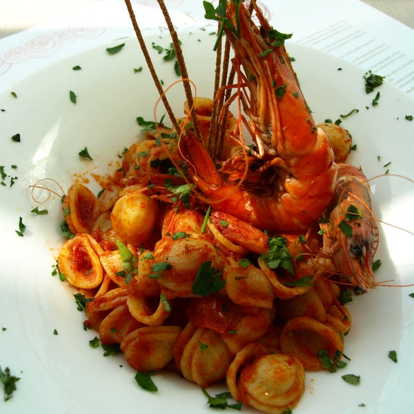 I primi di pasta sono deliziosi con i migliori ingredienti: pomodorini Pachino, olive pugliesi, pesce freschissimo a km 0. Semplicità, eleganza e gusto.