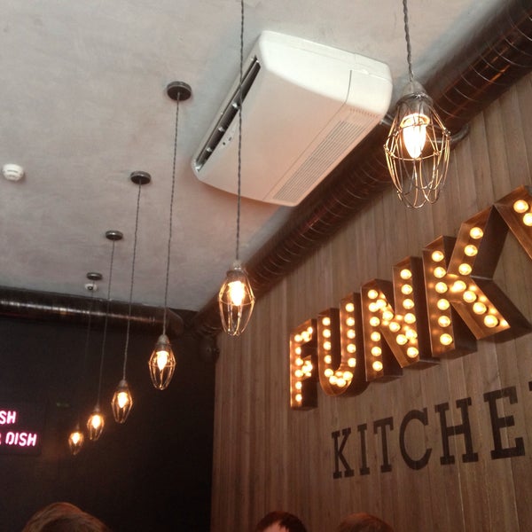 รูปภาพถ่ายที่ Funky Kitchen โดย Karine K. เมื่อ 5/14/2013