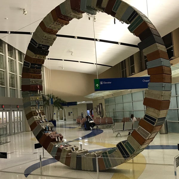 Foto tomada en San Antonio International Airport (SAT)  por Kenike M. el 3/23/2019