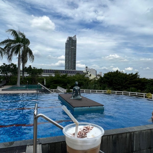 Foto diambil di Chatrium Hotel Riverside Bangkok oleh Othman pada 6/24/2022