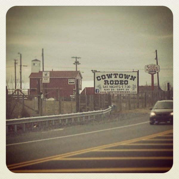 รูปภาพถ่ายที่ Cowtown Rodeo โดย Cassandra เมื่อ 3/3/2013