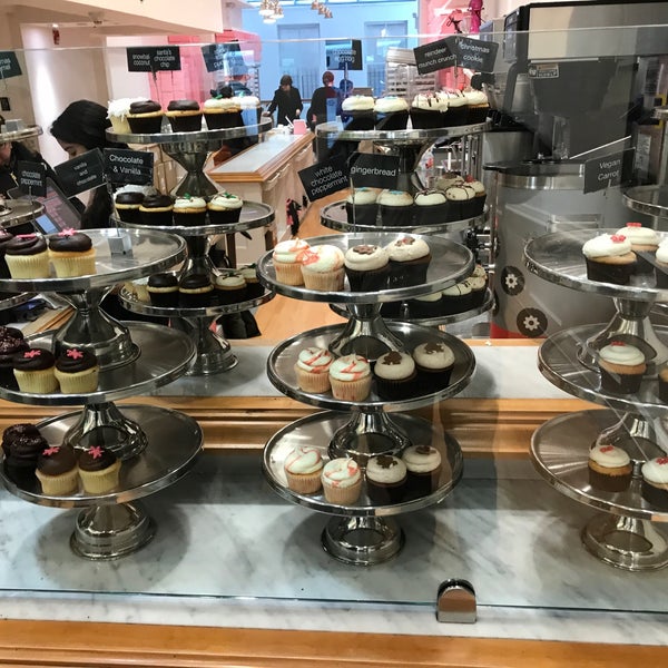 Photo taken at Georgetown Cupcake by Danilo R. on 12/31/2019