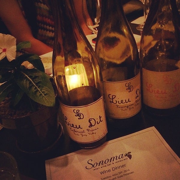 Снимок сделан в Sonoma Wine Bar &amp; Restaurant пользователем Farrah C. 5/21/2014
