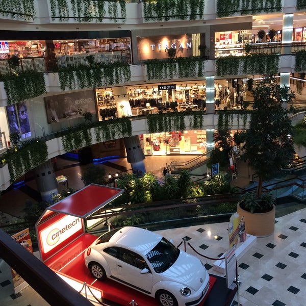 Foto scattata a Mall of İstanbul da Erhan O. il 11/13/2015