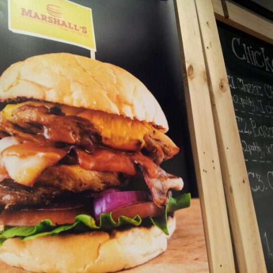 Foto tirada no(a) Marshall&#39;s Burger por Haw Kuang O. em 12/29/2012