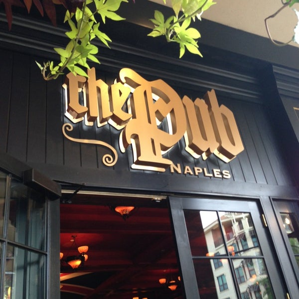 Foto tirada no(a) The Pub Naples por Rosie Annetta J. em 6/28/2013