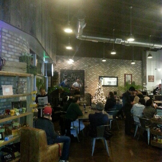 12/30/2012 tarihinde Aaron W.ziyaretçi tarafından Queen Bean Caffe'de çekilen fotoğraf