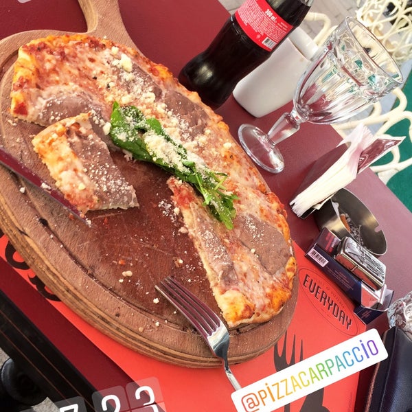 Photo prise au Everyday Cafe Pizzeria par Cihat Erkam le10/17/2018