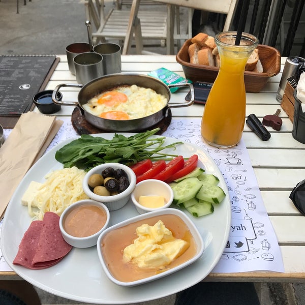 รูปภาพถ่ายที่ Siyah Cafe &amp; Breakfast โดย Emin Kus เมื่อ 6/28/2019