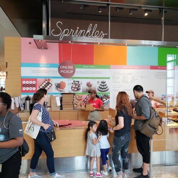 Photo taken at Sprinkles New York - Brookfield Place by Terence F. on 8/10/2018