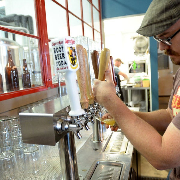 9/29/2013 tarihinde Chelsea Alehouse Breweryziyaretçi tarafından Chelsea Alehouse Brewery'de çekilen fotoğraf