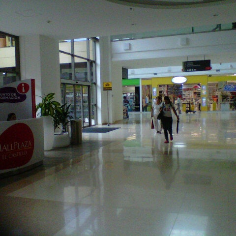 รูปภาพถ่ายที่ Mall Plaza El Castillo โดย Paty M. เมื่อ 6/12/2013