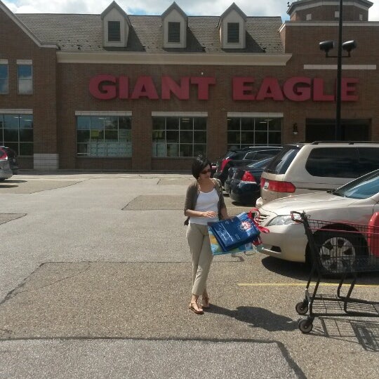 giant eagle legacy village liquor store 