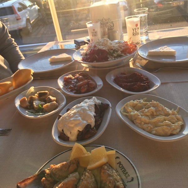 Das Foto wurde bei Poyrazköy Sahil Balık Restaurant von Sezgi D. am 1/21/2017 aufgenommen