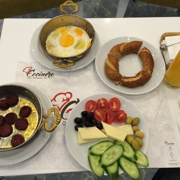 Foto diambil di Cocinero Cafe &amp; Restaurant oleh Alican Ş. pada 5/29/2016