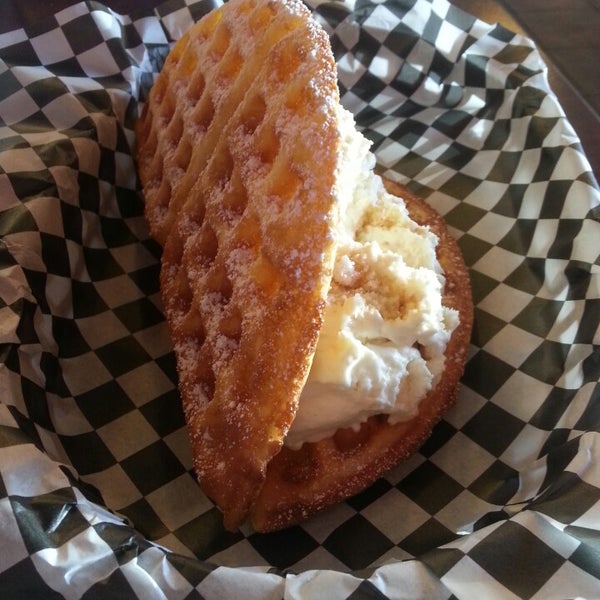 6/20/2014 tarihinde Joe E.ziyaretçi tarafından Butter And Zeus Waffle Sandwiches'de çekilen fotoğraf