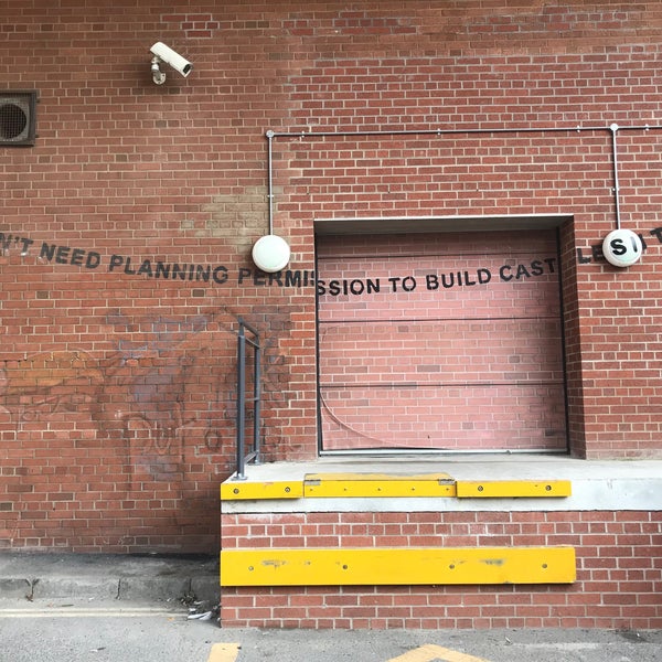 Banksy s You Don t Need Planning Permission To Build Castles In The Sky Arte Callejero En 