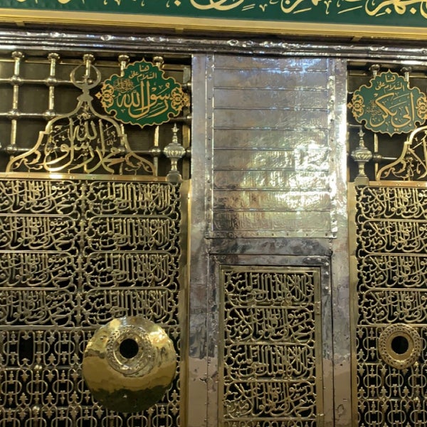 Photo taken at قبر الرسول صلى الله عليه وسلم Tomb of the Prophet (peace be upon him) by AAA on 7/28/2022