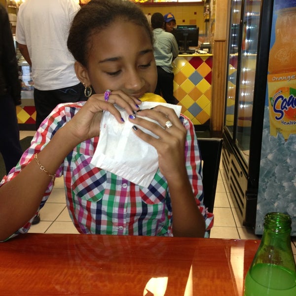 10/6/2013 tarihinde Alicia L.ziyaretçi tarafından Golden Krust Caribbean Restaurant'de çekilen fotoğraf