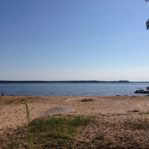 Остров батарейный. Остров б. Остров б дубна база отдыха. Остров б дубна. Остров б.