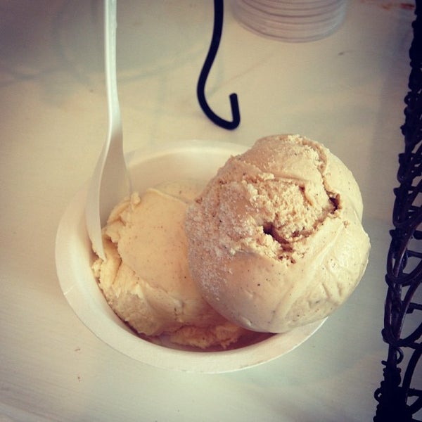 Photo prise au Lottie&#39;s Creamery par Christopher F. le8/18/2013