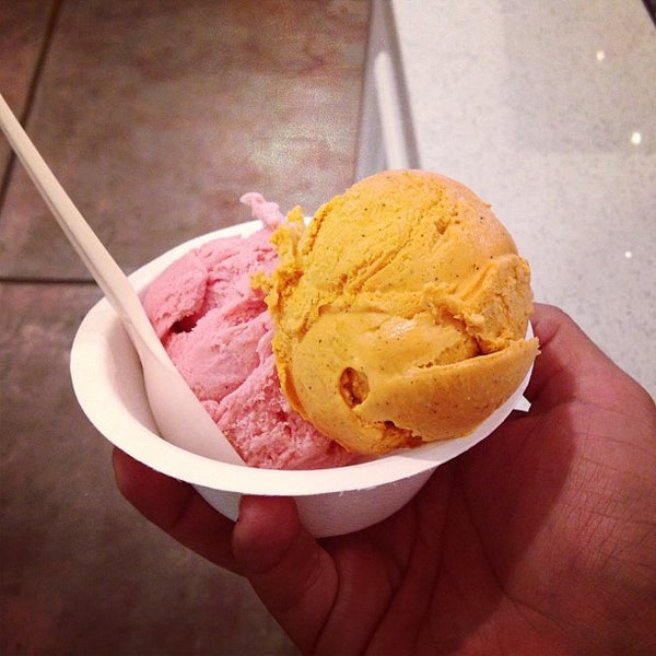 Photo prise au Lottie&#39;s Creamery par Christopher F. le7/17/2013