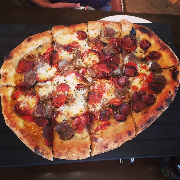 Foto tirada no(a) Providence Coal Fired Pizza por Christopher F. em 9/21/2014