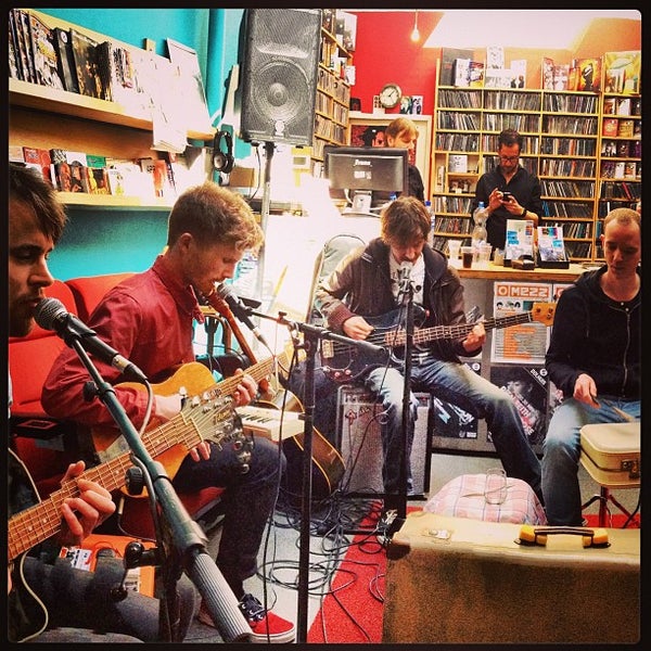 รูปภาพถ่ายที่ Velvet Music Dordrecht โดย Bart N. เมื่อ 4/20/2013