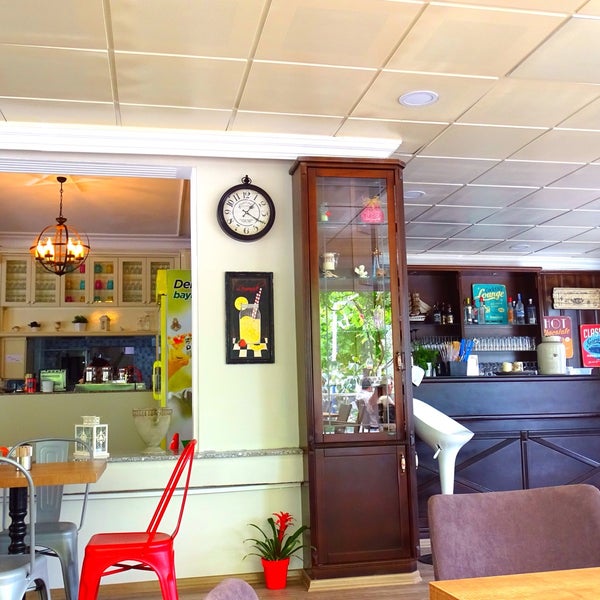 Photo prise au Port Cafe &amp; Bistro par Argun B. le6/7/2015