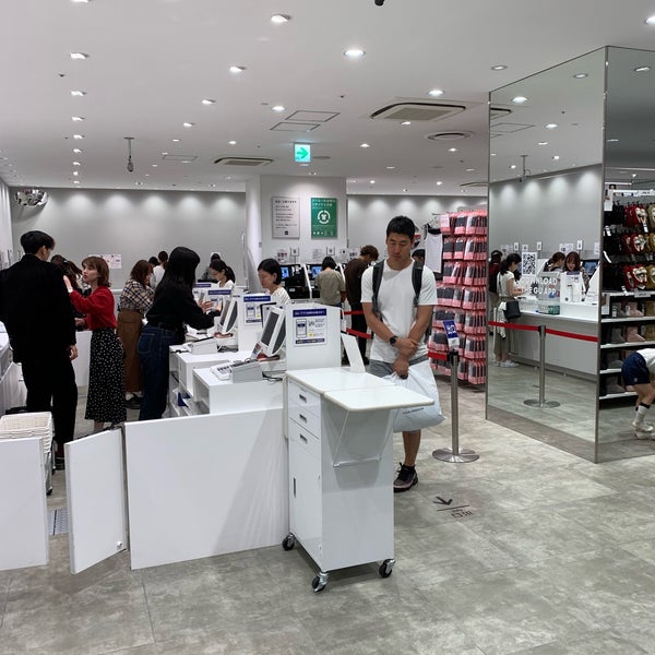 Gu Clothing Store In 大阪市北区 Gu Clothing Store In 大阪市北区