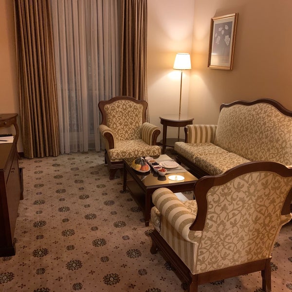 รูปภาพถ่ายที่ Lotte City Hotel Tashkent Palace โดย sangsoo k. เมื่อ 10/30/2019