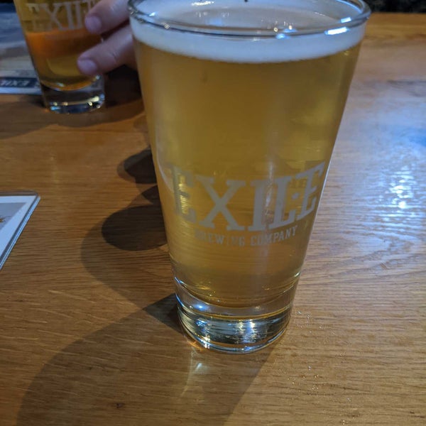 รูปภาพถ่ายที่ Exile Brewing Co. โดย Luis V. เมื่อ 4/21/2022