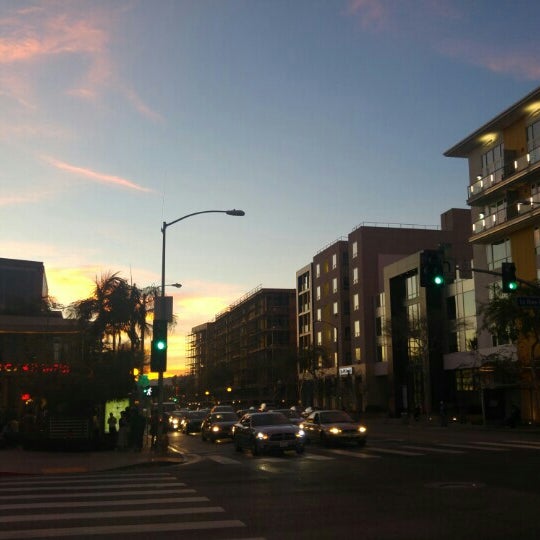 Foto tomada en West Hollywood Gateway  por Sonercan el 2/15/2016