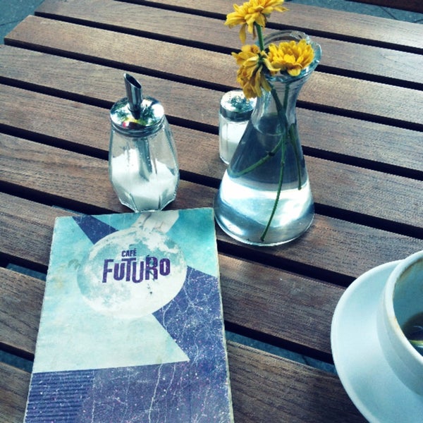 รูปภาพถ่ายที่ Cafe Futuro โดย Kristina C. เมื่อ 9/5/2013