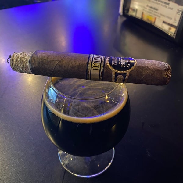 Foto scattata a Elite Cigar Cafe da Shawn M. il 1/8/2020