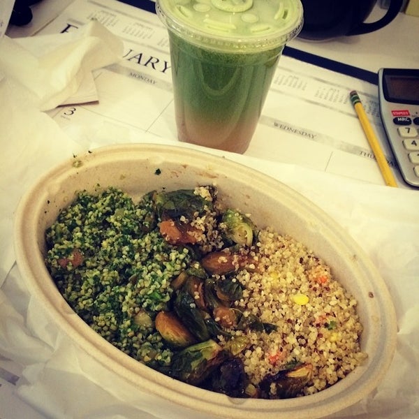 รูปภาพถ่ายที่ Kale Health Food NYC โดย Eloise M. เมื่อ 2/10/2014