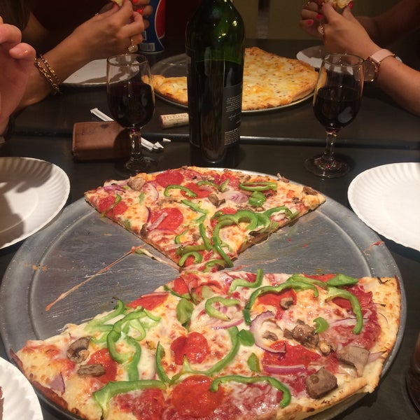 7/28/2015 tarihinde Mathieu D.ziyaretçi tarafından We Cook Pizza and Pasta'de çekilen fotoğraf