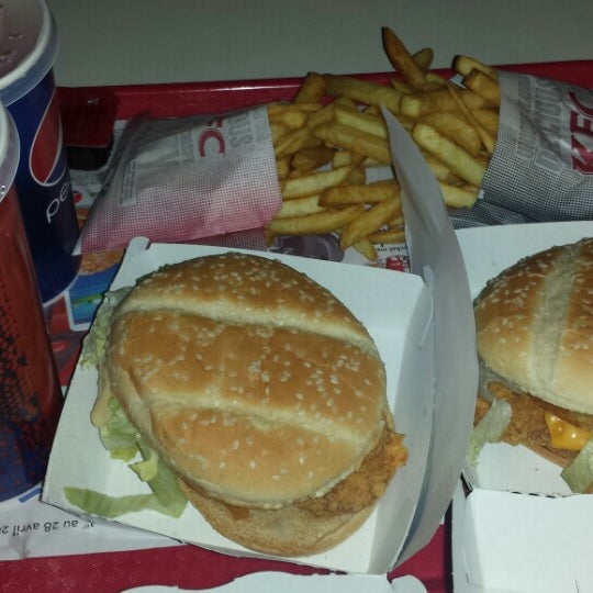 Foto tirada no(a) KFC por jasmine 1. em 4/16/2014