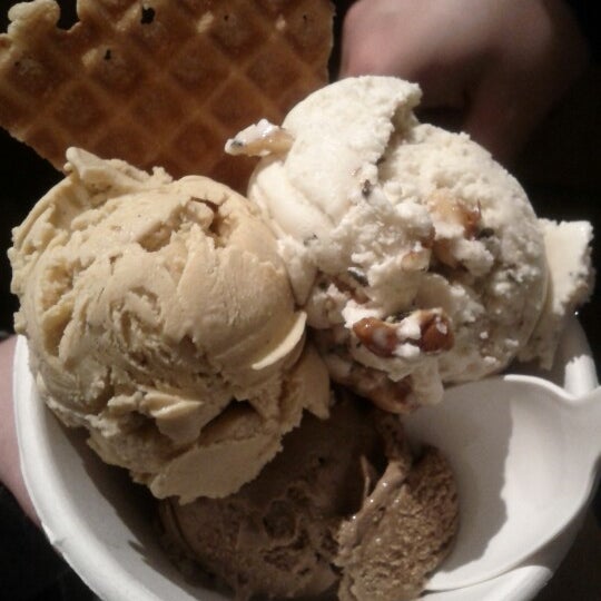 รูปภาพถ่ายที่ Jeni&#39;s Splendid Ice Creams โดย Jen M. เมื่อ 10/6/2012