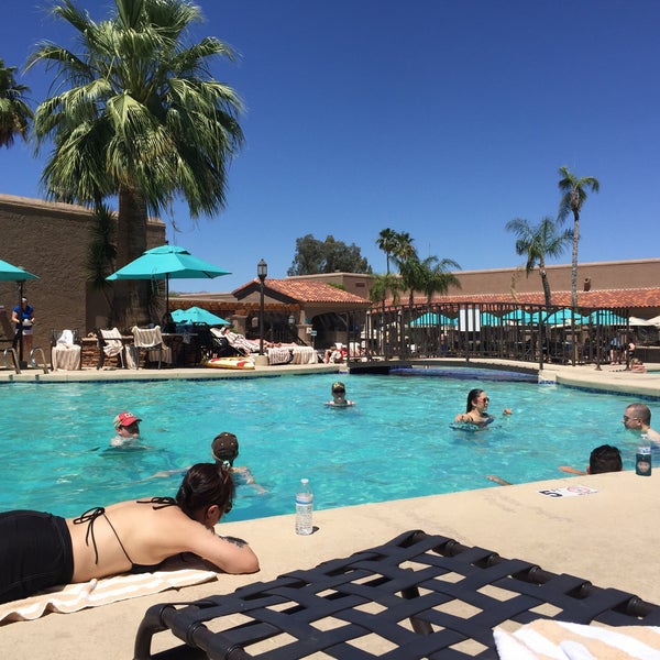Foto diambil di The Scottsdale Plaza Resort oleh Becky M. pada 5/27/2017