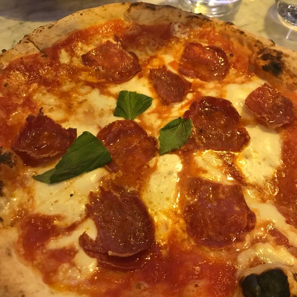 1/7/2018 tarihinde Liz J.ziyaretçi tarafından Sorbillo Pizzeria'de çekilen fotoğraf