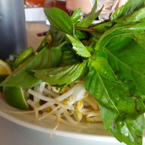 รูปภาพถ่ายที่ Golden Saigon Restaurant โดย Alaia A. เมื่อ 5/29/2013