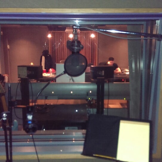 รูปภาพถ่ายที่ Quad Recording Studios โดย Bruce J. เมื่อ 3/6/2014