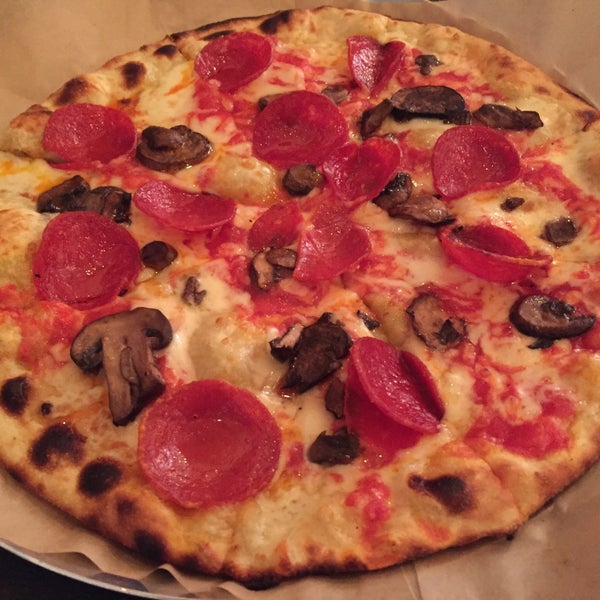 12/5/2015 tarihinde Monica N.ziyaretçi tarafından Pizza Snob'de çekilen fotoğraf