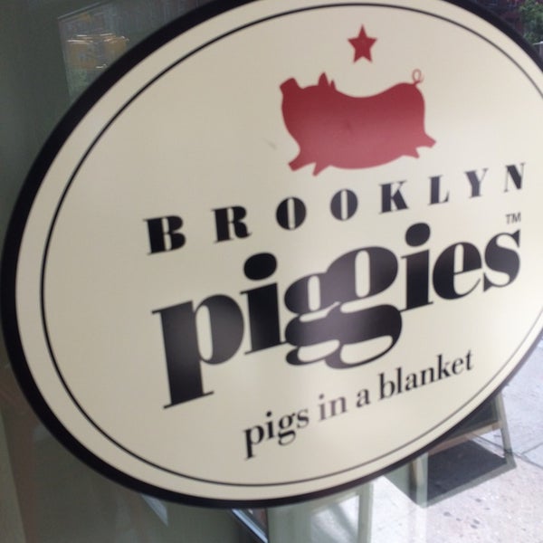 Снимок сделан в Brooklyn Piggies пользователем Drew Y. 5/29/2014