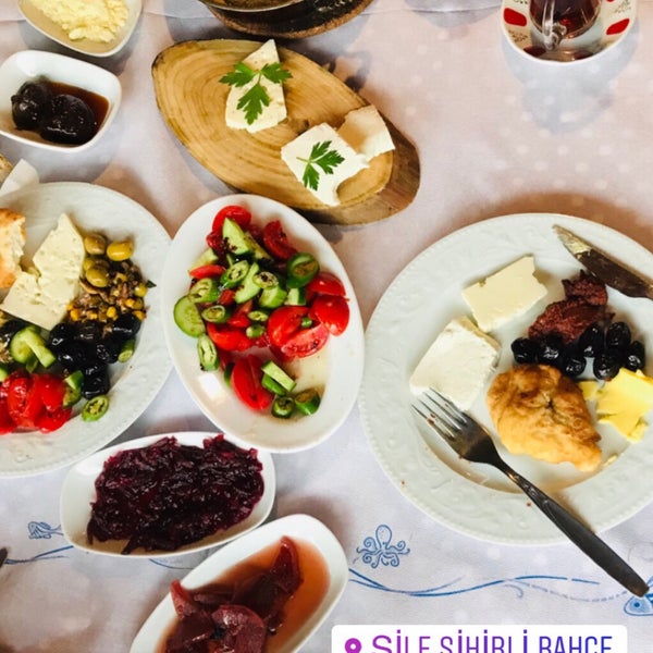 Foto diambil di Şile Sihirli Bahçe oleh Kemal K. 🤗🙃😊 pada 4/14/2019