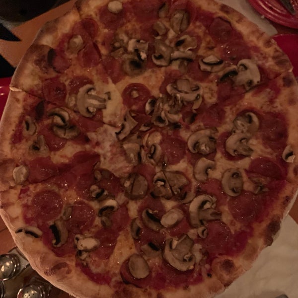 1/25/2019 tarihinde WeSiang L.ziyaretçi tarafından Home Slice Pizza'de çekilen fotoğraf
